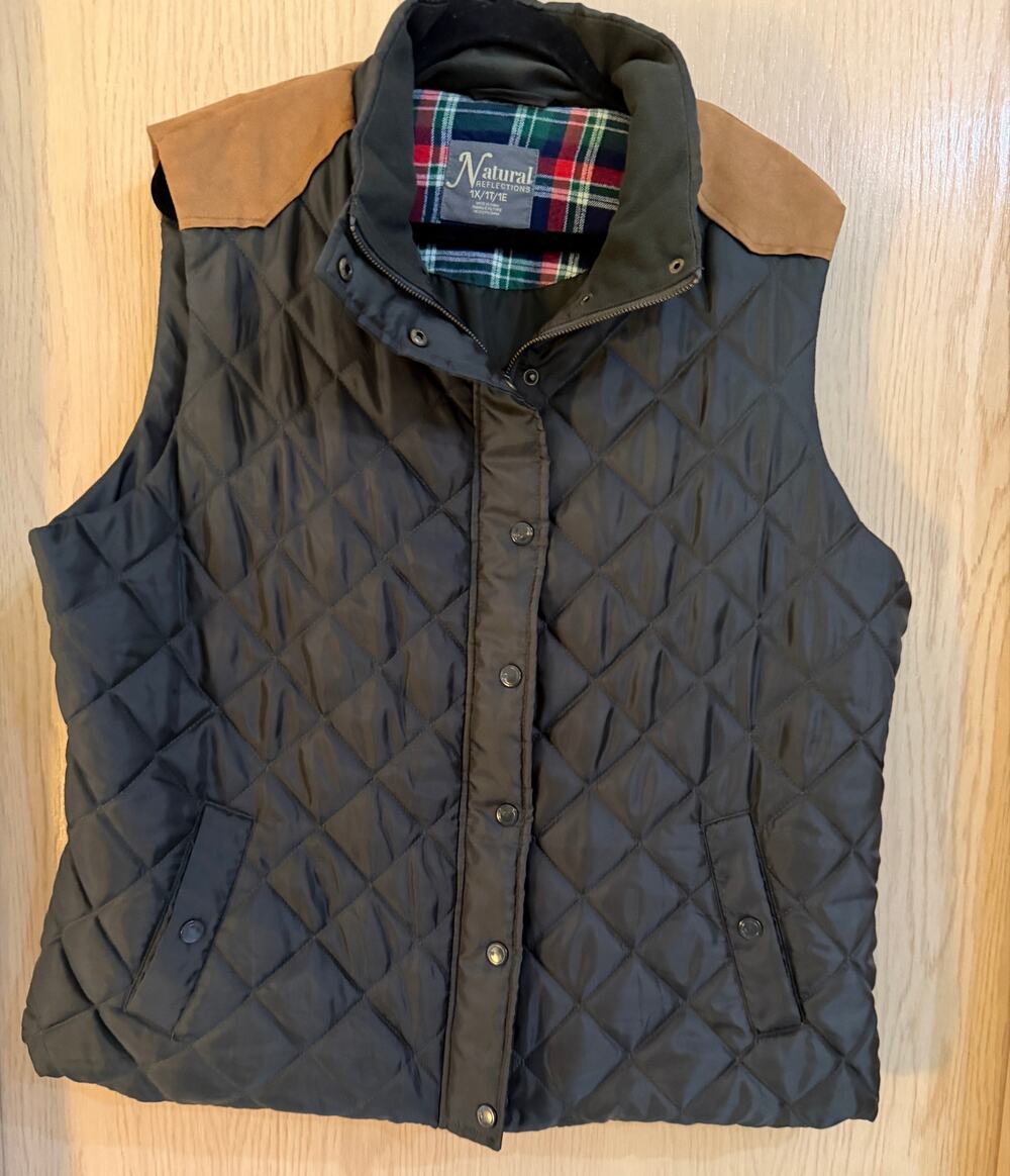 Natural Reflections Women’s 1X Black Quilted Thermolite Vest Faux Suede
